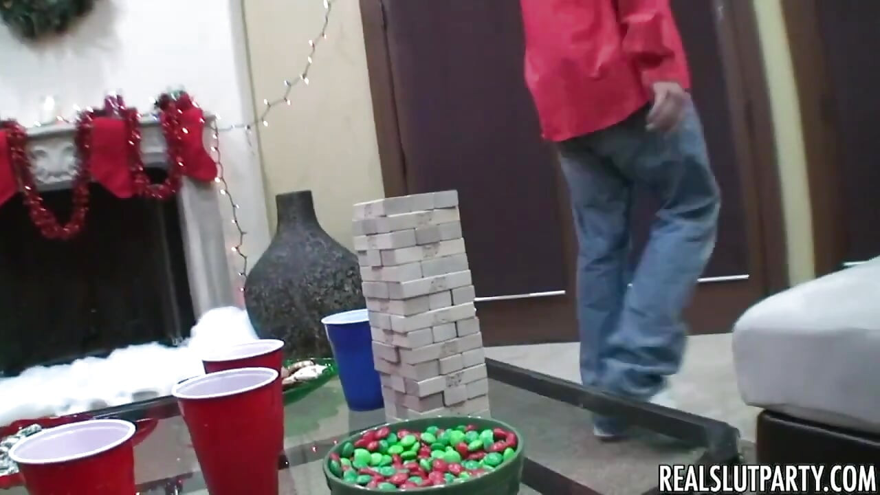 Real Slut Party - Boas-vindas ao Papai Noel em Nossa Casa uma orgia xxxmas