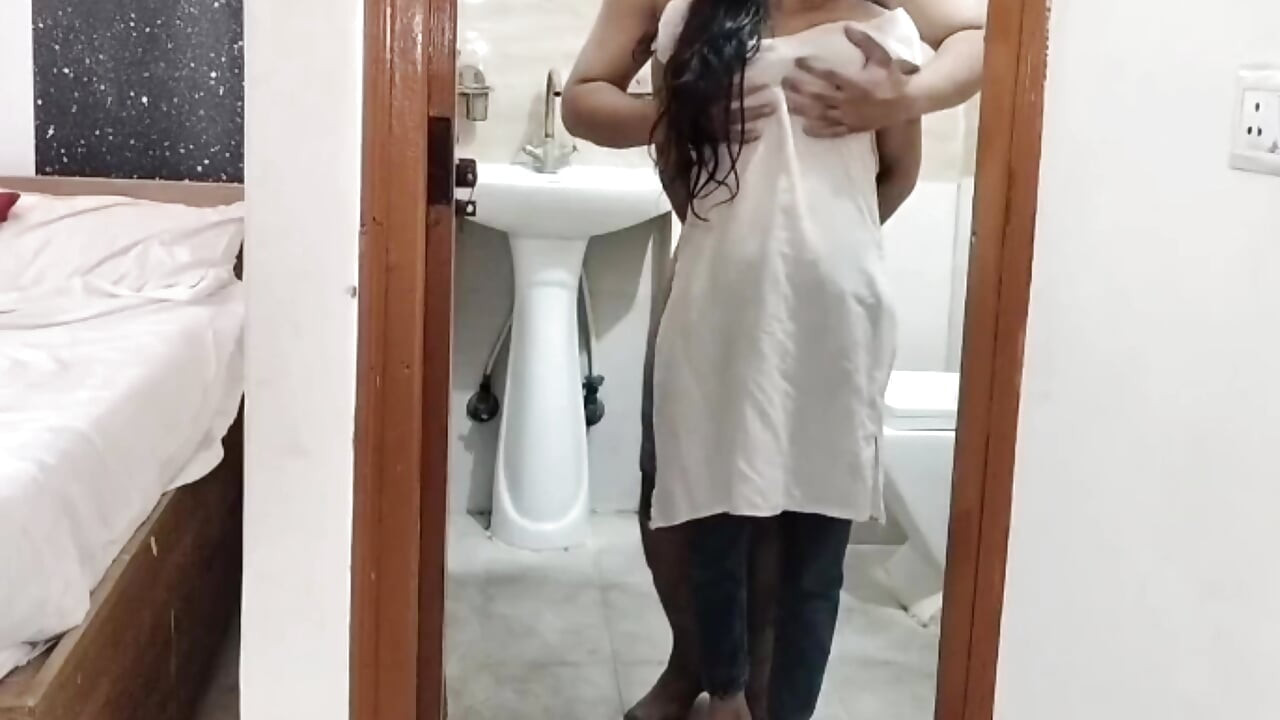 Bhabhi ki sauteli bahan ne mujhe nahate hue dekha.