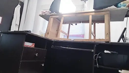 Сексуальная брюнетка занимается обнаженными делами по дому.