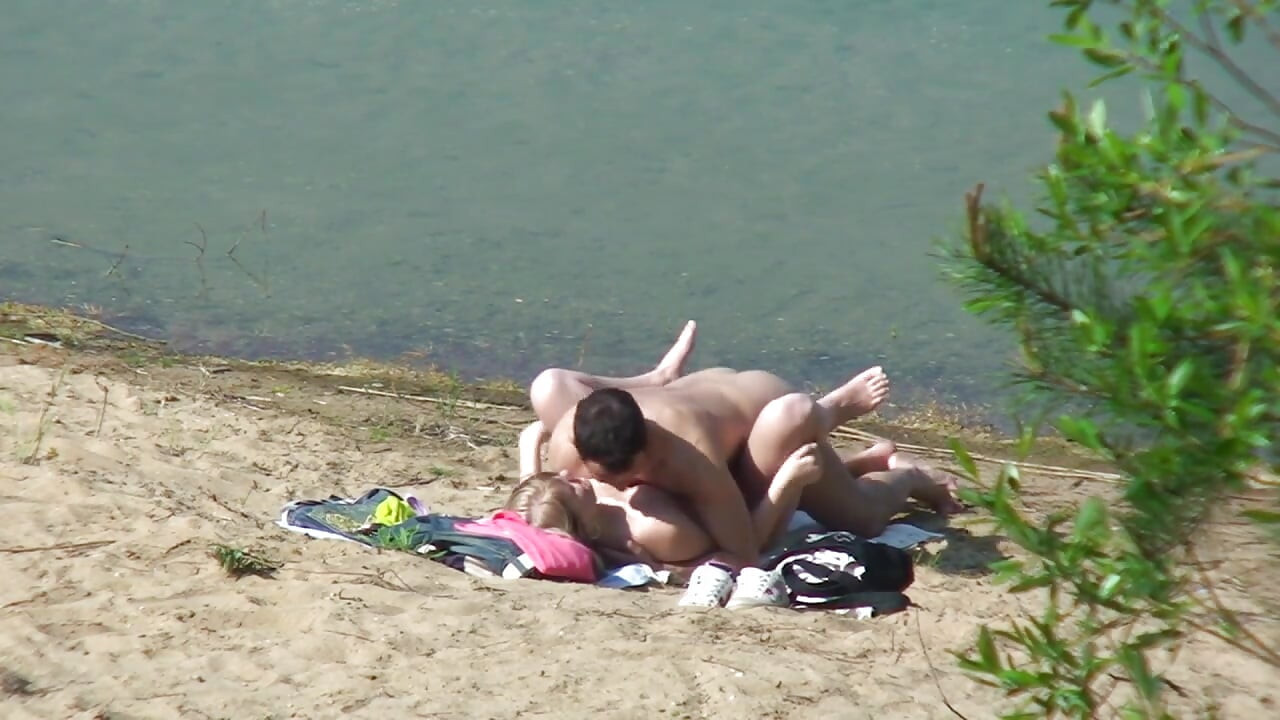 Kleine schlampe braucht einen großen schwanz im freien!