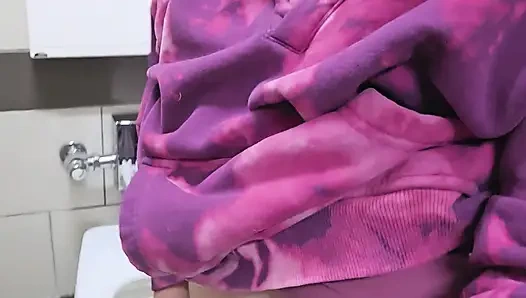 Benzin istasyonunda işiyor