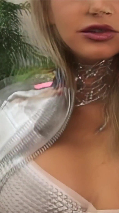 素晴らしいヴィッキー・ヴェットはこのスリーサムシーンでダブルペネトレーションを披露しています(4k)