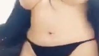 Schönes arabisches Mädchen mit dickem Arsch und großen natürlichen Titten