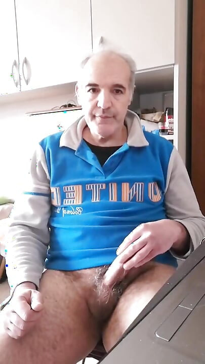 Svršavam u svoju kafu i progutam sve vruće