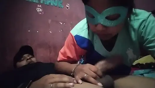Ateşli kız arkadaş yarak emiyor