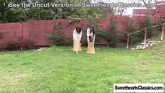 Adriana C ve Alexis Brill SweetheartsClassics'te çıplak çuval yarışının tadını çıkarıyor