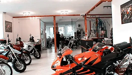 Два больших твердых хуя трахают двух шлюховатых сучек