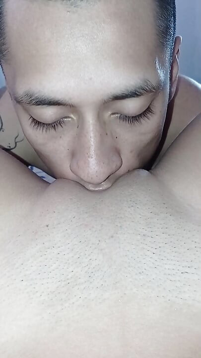 Крупним планом облизування набряклого клітора