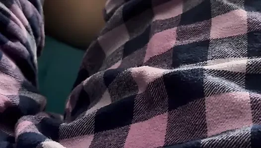 Жена делает дрочку ногами с сексуальными красными пальцами ног, трением жестким членом