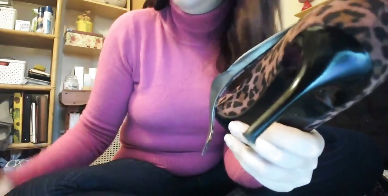 Nicoletta Completely Destroys a Pair of High Heels Putting Her Big Ass in Front of Your Face