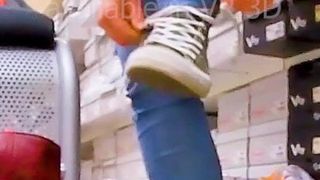 Mädchen ziehen ihre Converse Sneakers, verschwitzte stingende socken Füße aus