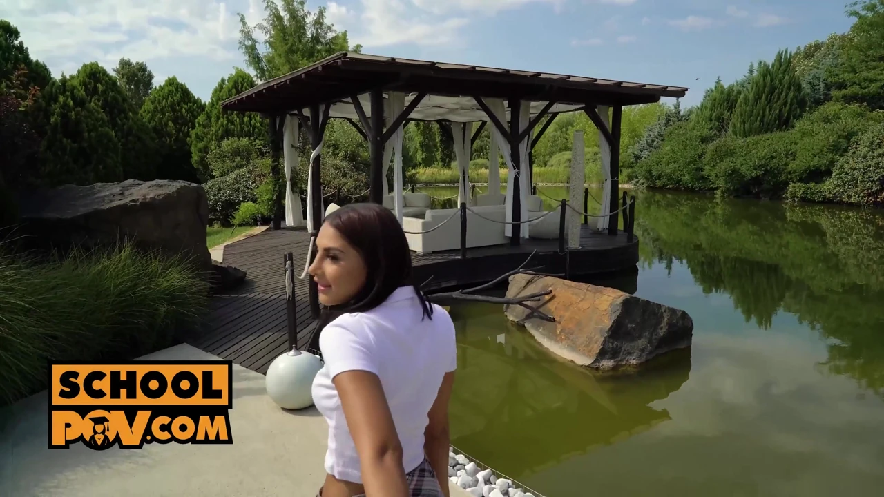 Sarah Sevimli ve Cherry Kiss ile camppus'ta bacak açma töreni - itspov
