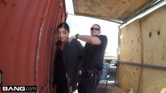 警官をねじ込む-ラティーナ悪い女の子が警官のペニスをしゃぶる
