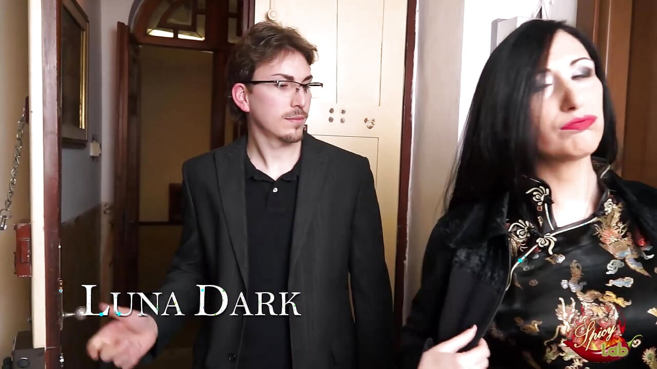 Smeđokosa žena jebe tvoje prijatelje
