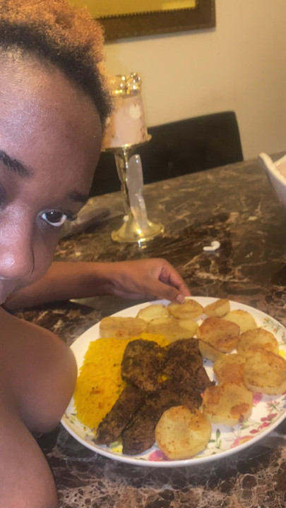 Şef Alliyah Aliyah Yemek Yapıyor