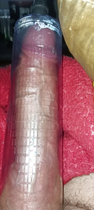 재미로 포경되지 않은 자지에 페니스 펌프 시도하기