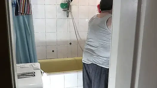 Natüristler evde çıplaklık. Bakire çıplak kız duş alırken yetişkin komşu banyoda tıraş oluyor. Yaşlı genç kız. Doğal memeler göt orta yaşlı seksi kadın
