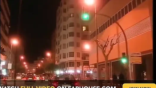 Удивительную милфу трахает большой черный член в машине