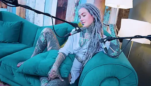 H hakkında konuşuyorum - mutluluk - asmr podcast sfw konuşuyor gotik sıska kız dreadlocks dövmeli model dövmeli kız