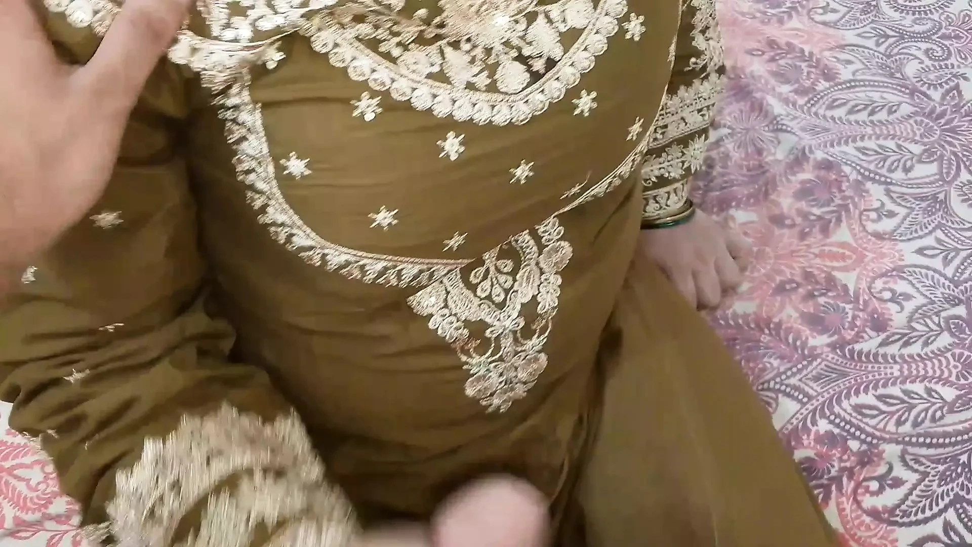 Sauteli mammi ne paaee ke dauran use hath men lnd pakarate hue dekha - hindi diyo