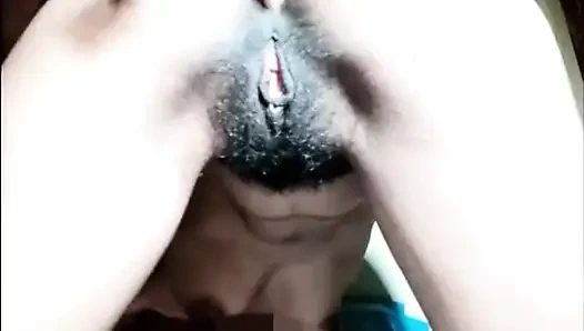 Indisches mädchen nidhi fingert ihr arschloch, bis sie befriedigt wird