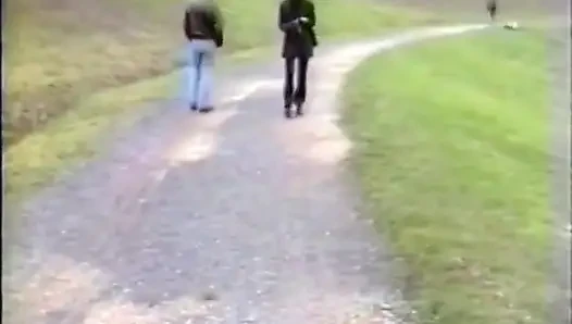 Cowok ini ngentot sama pejalan kaki di pinggir kolam!