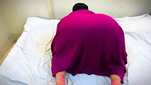 Arap tesettürlü kız oyuncağını tombul büyük göt deliğine sokuyor, zevk