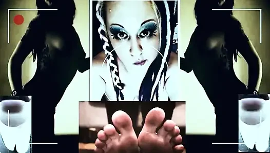 Adik tiri dientot habis-habisan sampai kencing dan bikin kamu bugil dan fingering lubang pantatmu sendirian
