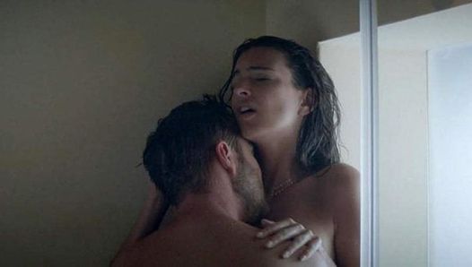 Emily Ratajkowski se fait baiser nue sous la douche sur scandalplanet.com