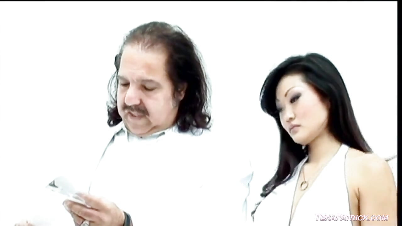 热辣的亚洲女郎lucy lee用双插在所有小穴上被狠操