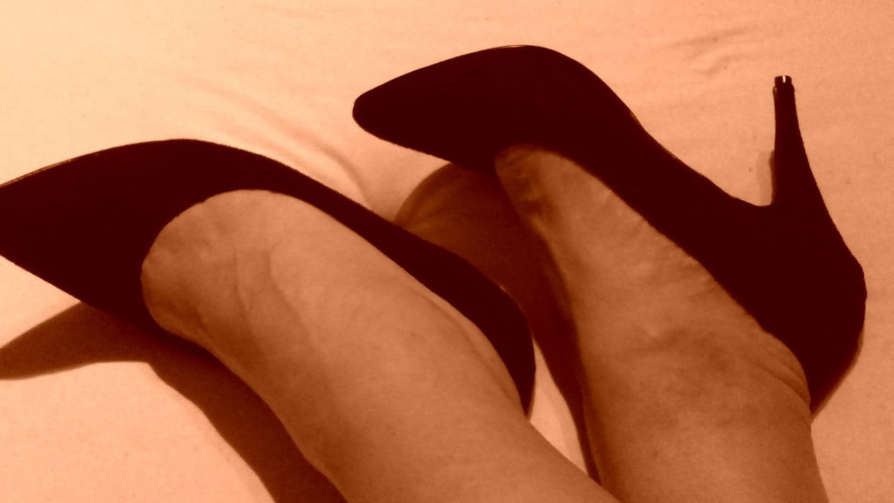 أنا أفرح بكعبي في السرير