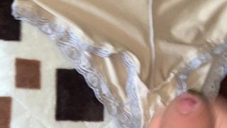 Éjaculation sur la culotte de la belle-mère de sa copine (partie 3)