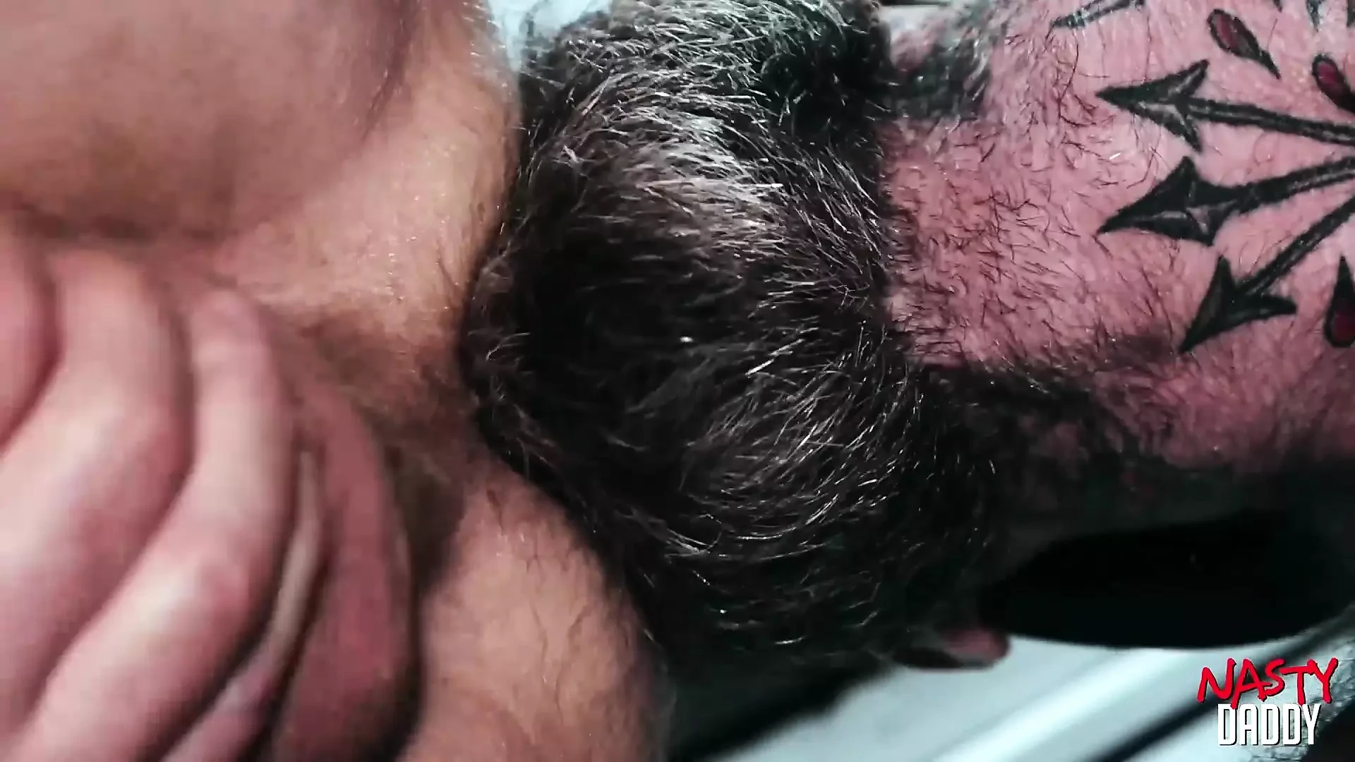 NASTYDADDY mike gerle kniet nieder und schwanz verehrt muskulösen DILF jack dixon