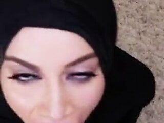 Une fille en hijab suce une bite
