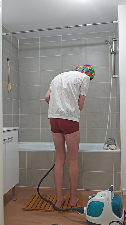 I'm finishing the steam cleaning of the bathtub (episode 3)