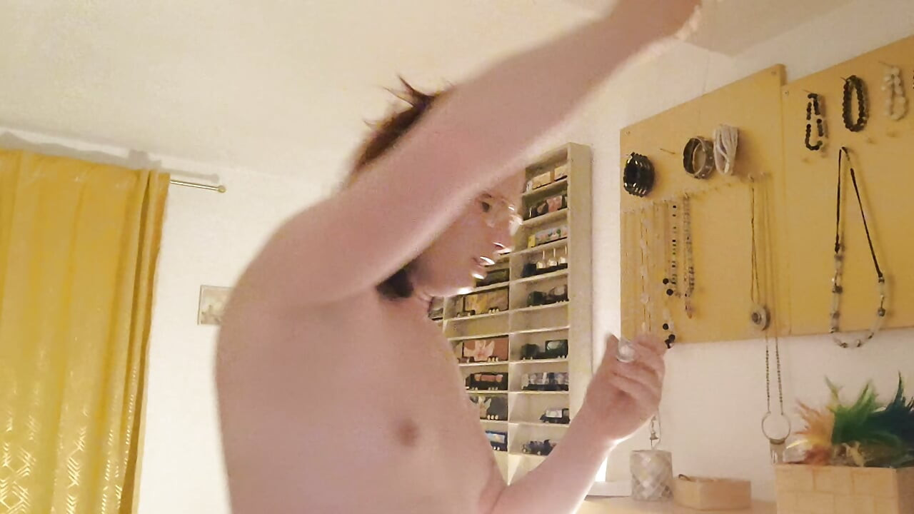 我会给你看我的珠宝，等等。