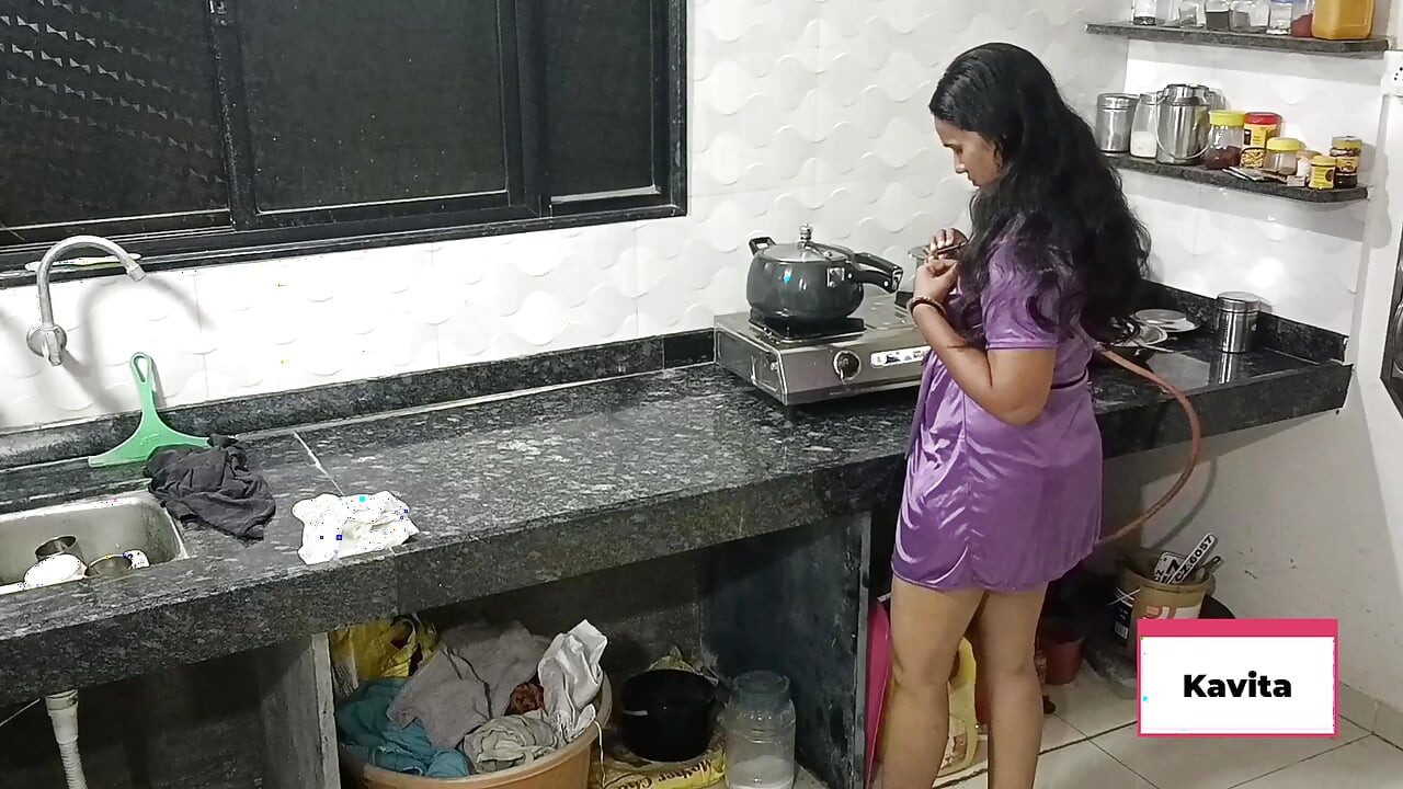 Desi Indijka Kavita u seksi jebanju u spavaćici ili seksu u kuhinji s muževljevim prijateljem