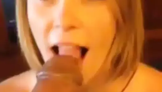 Une femme suce une bite noire