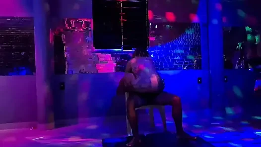 COUPLE STARTS HAVING SEX IN THE CLUB DURING A NIGHTCLUB SHOW