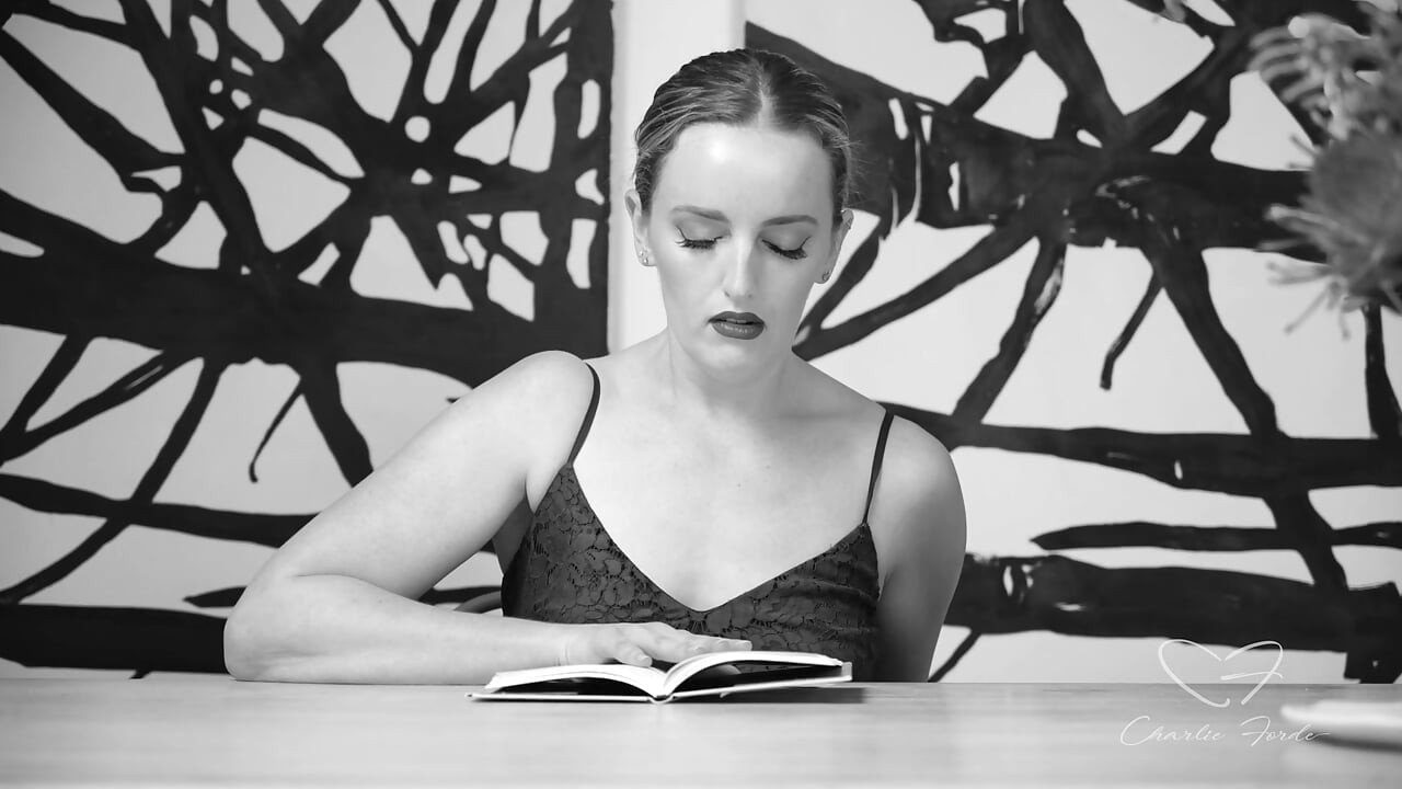 以查理·forde、Amber moore为特色的歇斯底里文学的颂歌