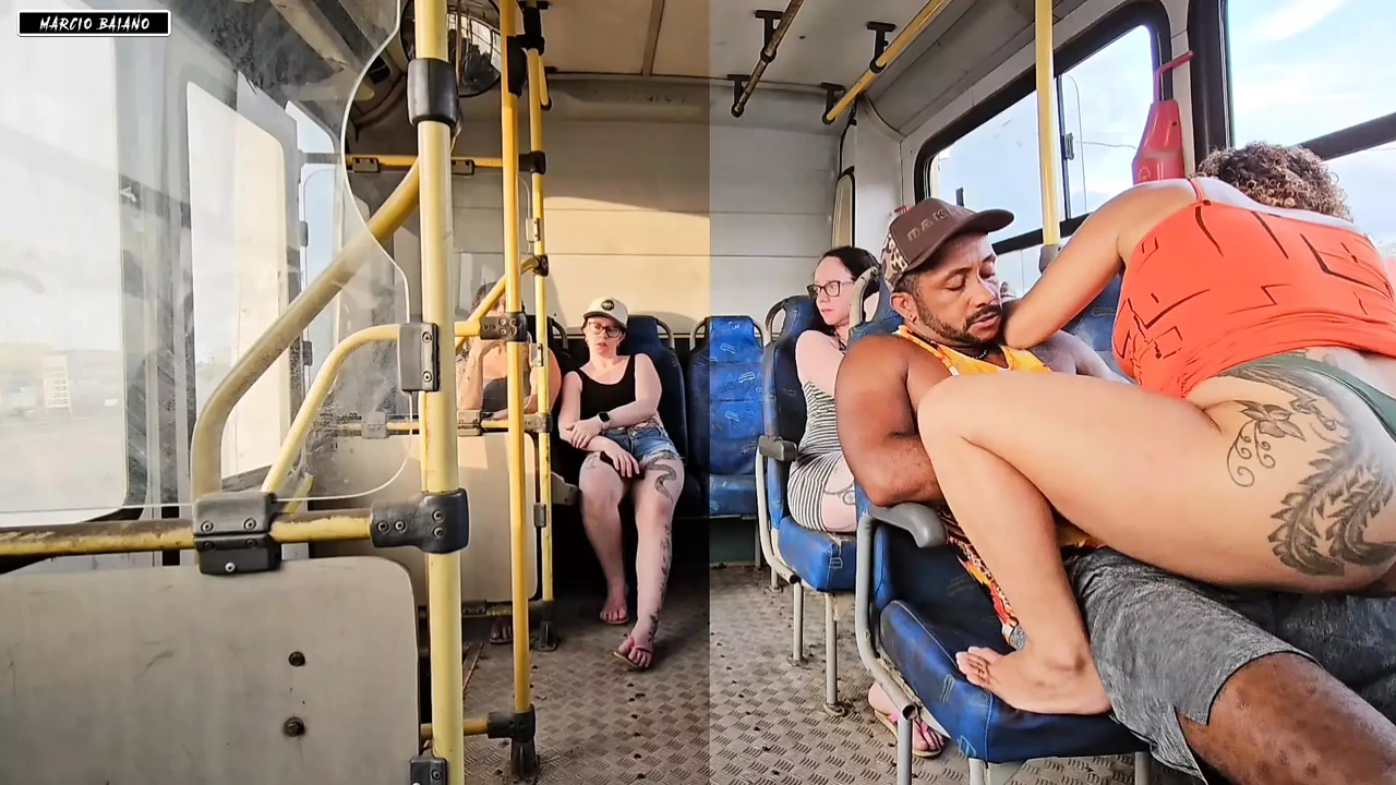 已婚女人在公交车上给一个陌生男人亲吻，最后和他发生性关系