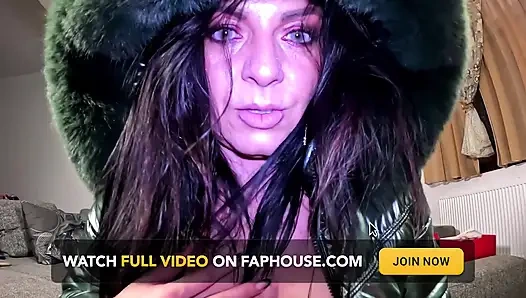 Верблюжья лапка в блестящих леггинсах, игра с пуховиком и анальным плагом, соло-фетиш