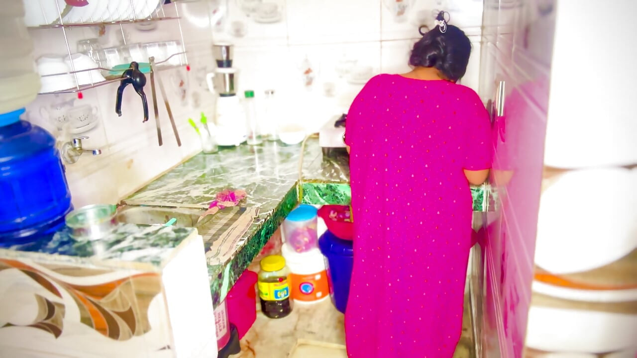Desi bhaabhi aur devar ka kichan men ht romans desi pakaane aur masti