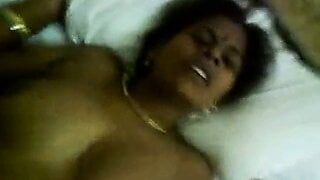 Tamilska ciocia uprawia seks z szefem w celu awansu ...