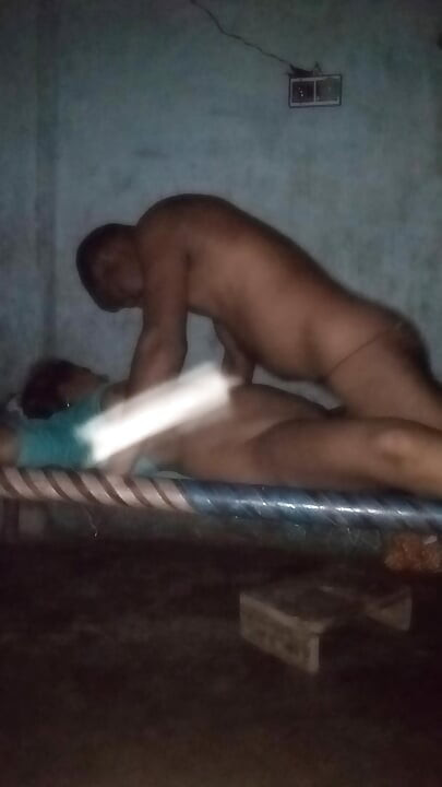 Bhabhi ne rat me chudai ki chut me mal dalbaya