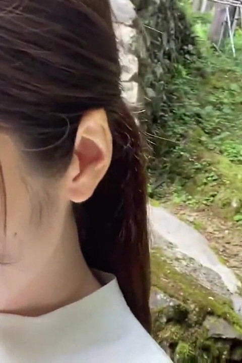 Wet-mark περιπλανηθείτε καθώς αφήνει ένα άτακτο λαμπερό μονοπάτι όπου κι αν γυμνωθεί 1ο μισό