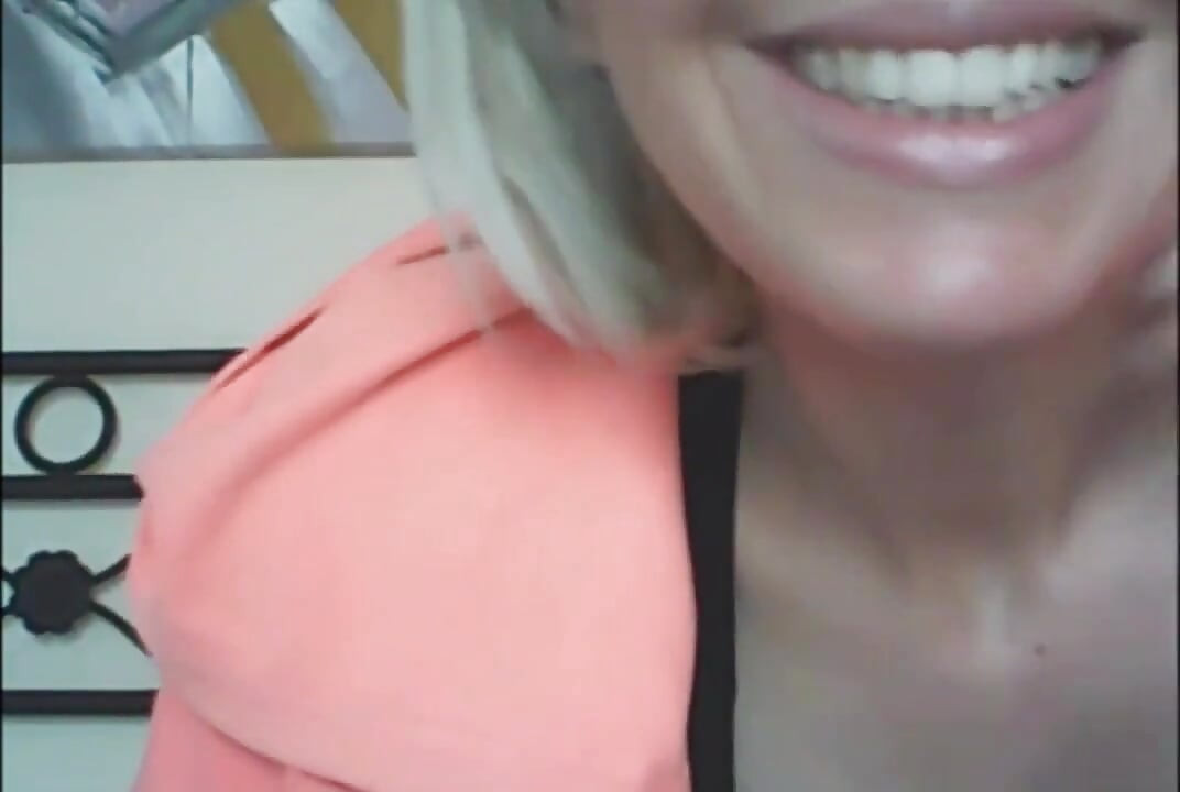 Eu juro com minha amiga Nicoletta Embassi, mostrando-lhe meus peitos e realmente falando vulgarmente. Nós somos dois amigos safados