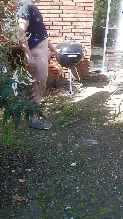 băiatul se excită pe rezident și se excită pe cămășile lui. Excitat în aer liber
