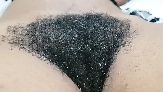 Amateur behaarte muschi MILF momente mit natürlichen kurven