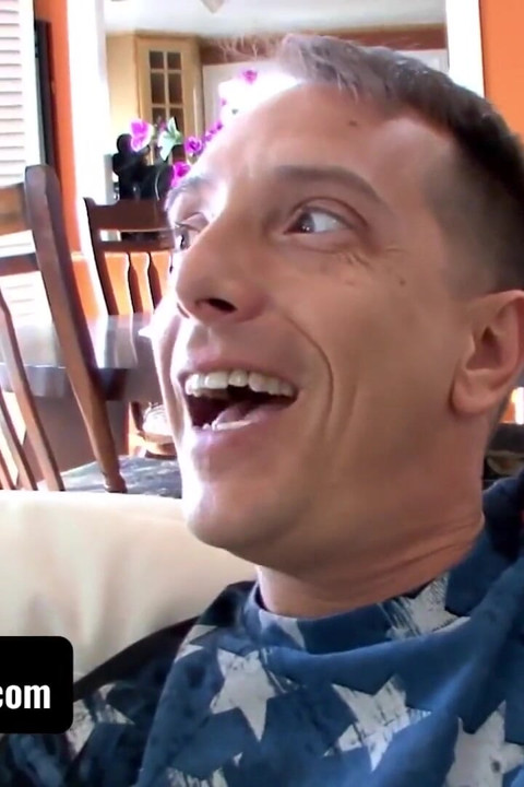 가족 쓰리섬 - 무릎 꿇고 새아빠에게 보짓물이 많은 고기를 먹는 거유 십대